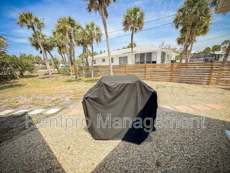 Englewood House: 2825 North Beach Road