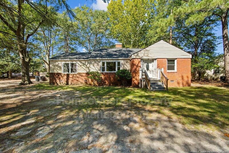 Raeford House: 113 N Wright St