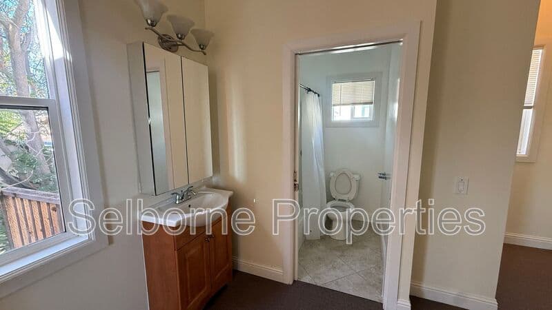 Oakland House: 1533B 9th St