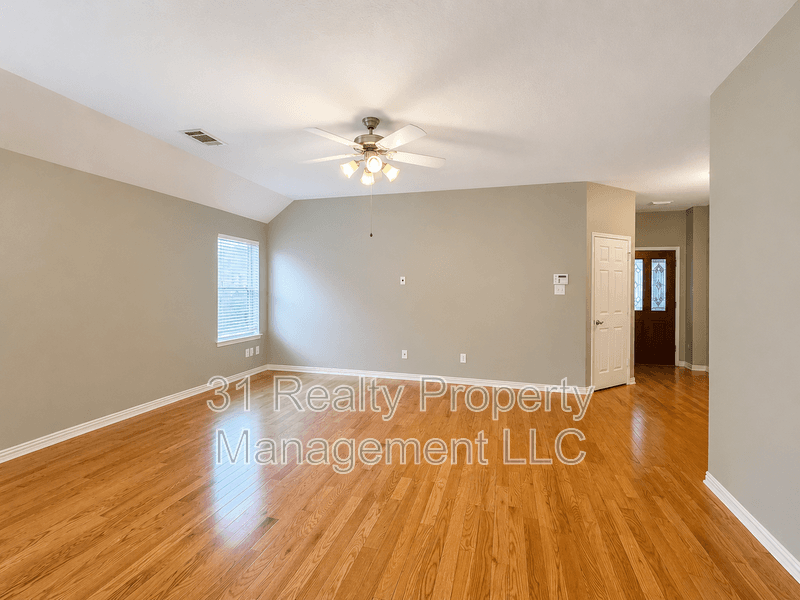 Fresno House: 2119 Hawthorne Brook