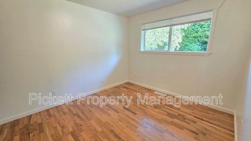 Port Orchard House: 2977 Hoover Ave SE