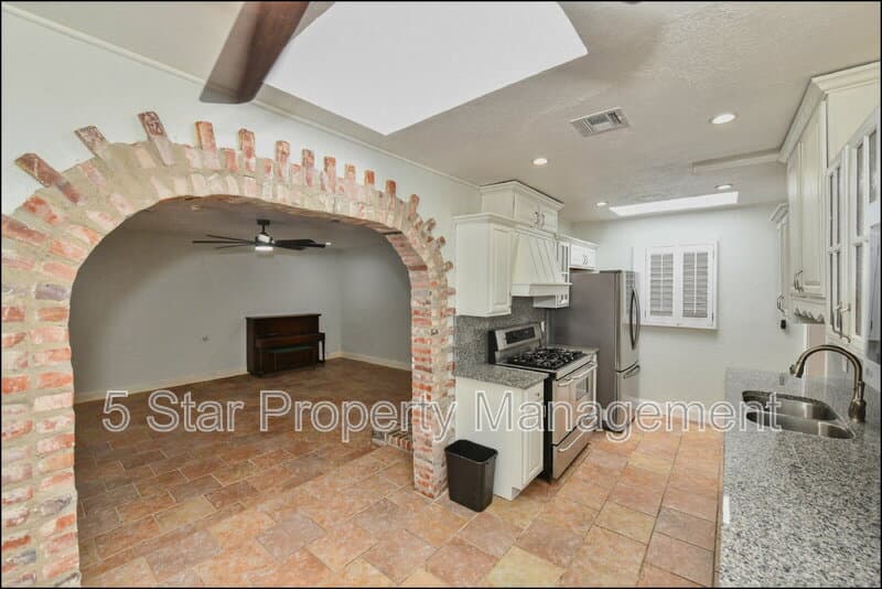 El Paso House: 3030 Aurora Avenue