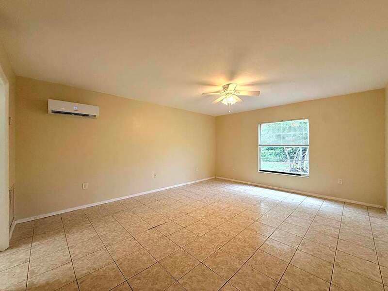 Fort Myers House: 2985 Saint Charles Street