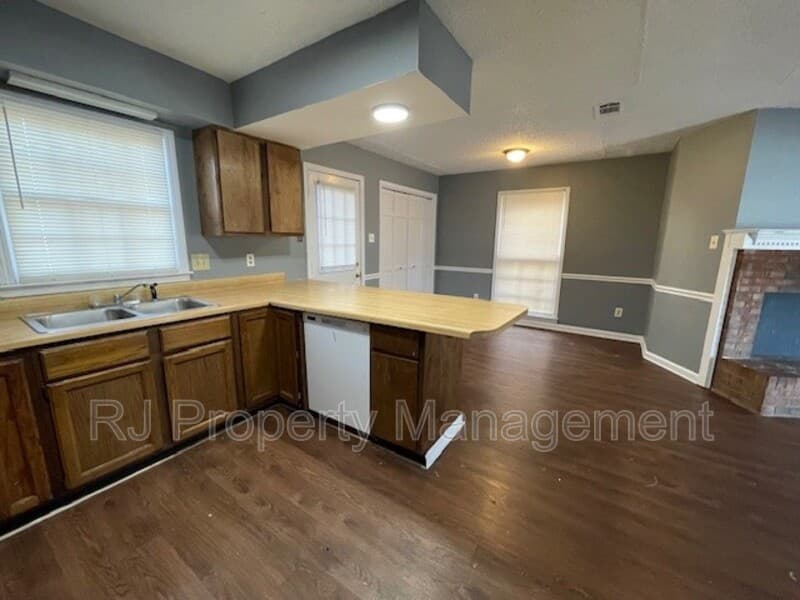 Memphis House: 5560 Blossom Ln