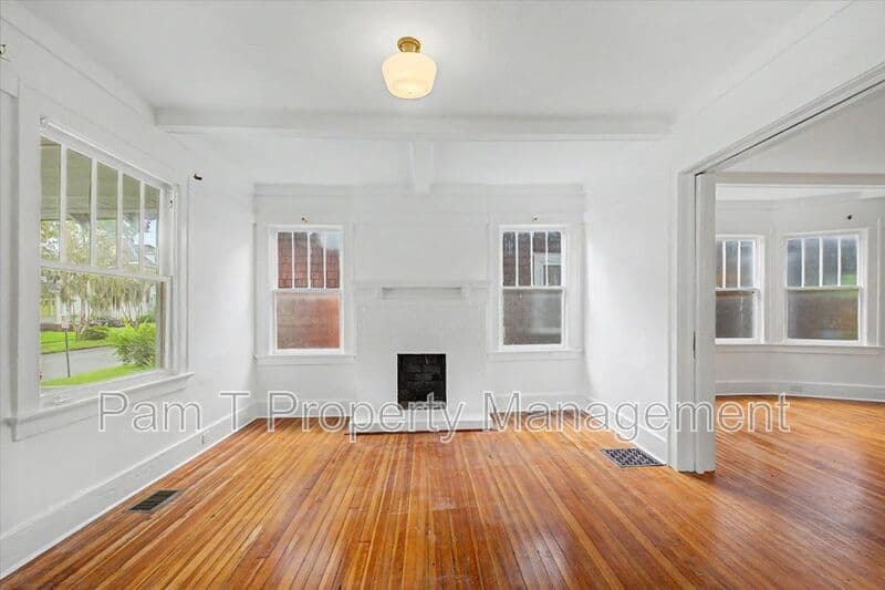 Savannah House: 1118 E Duffy St