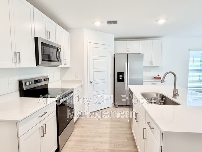 Lady Lake House: 219 Skyfield Court