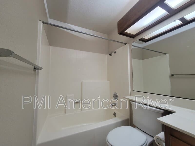 Sacramento House: 284 River Run Cir
