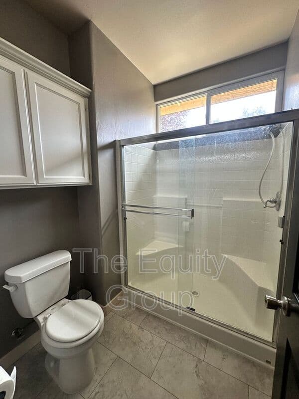 Farmersville House: 421 W. Trinta St