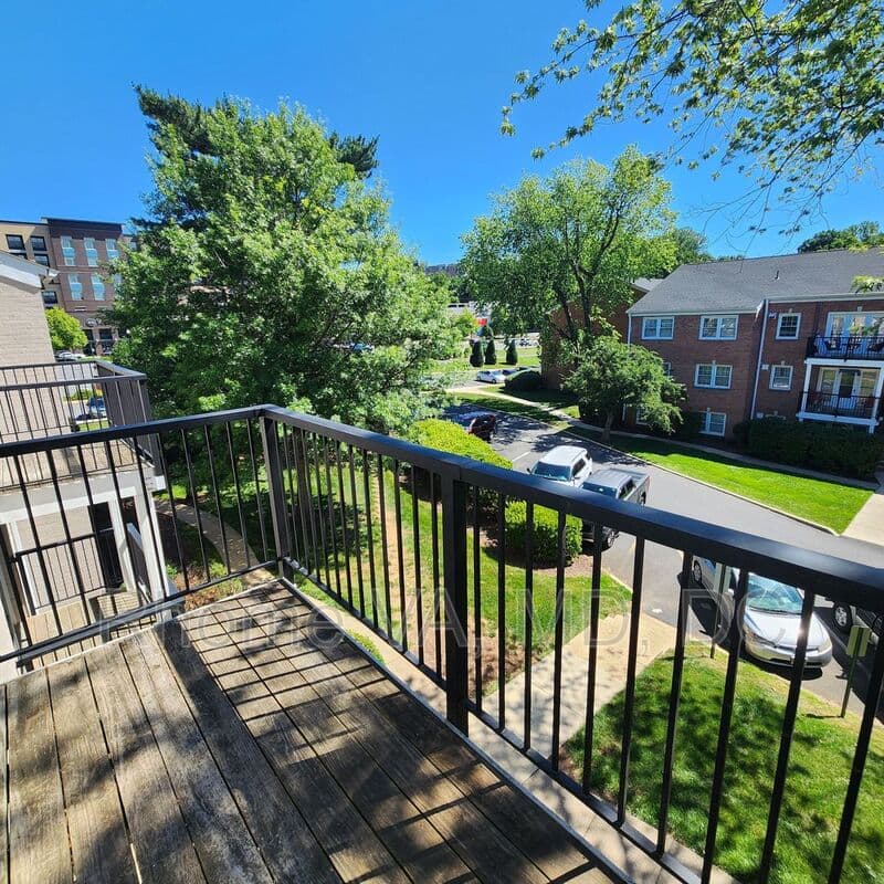 Fairfax Condo: 9473 Fairfax Blvd