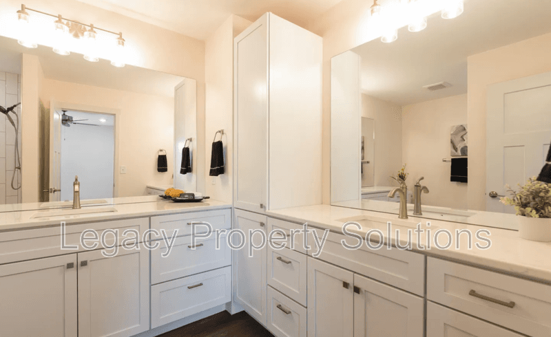 Bismarck House: 2108 Monarch Ave