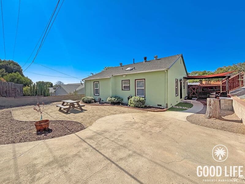 San Diego House: 2235 Midvale Dr