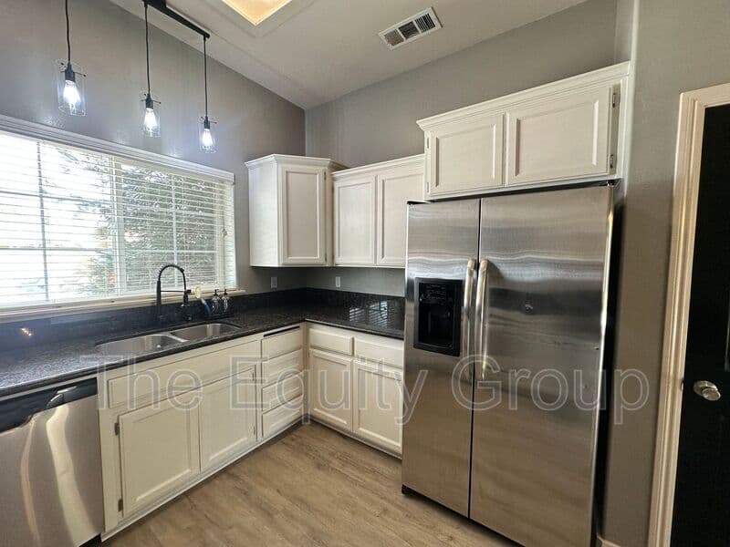 Farmersville House: 421 W. Trinta St