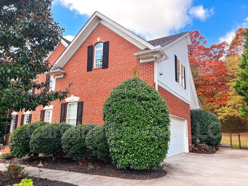 Simpsonville House: 702 Carriage Hill Road