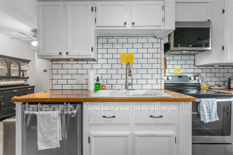 Shawnee House: 11221 West 59th Terrace