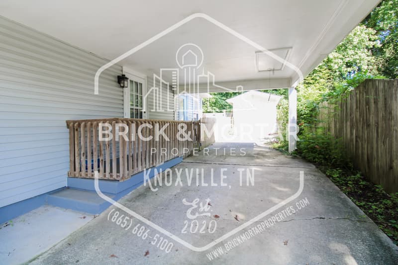 Oak Ridge House: 121 East Arrowwood Road