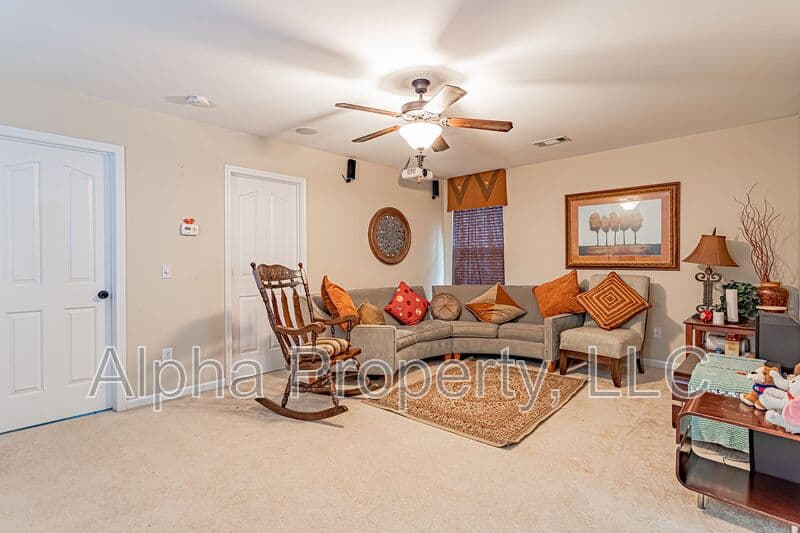 Greer House: 3 Keelin Ln