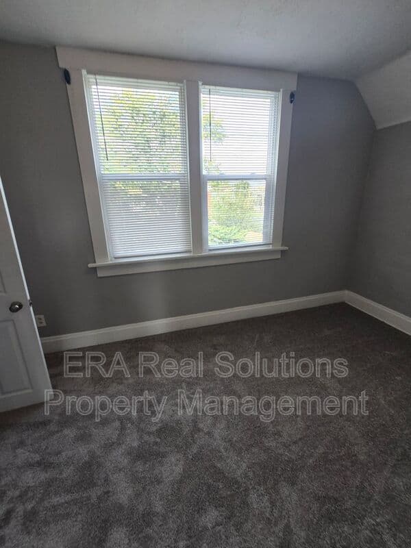 Columbus House: 49 S. Harris Avenue