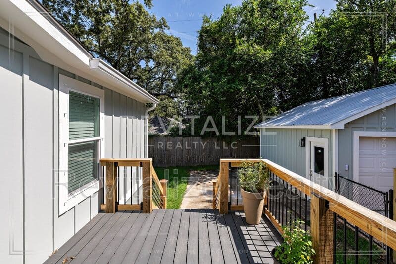 Mobile House: 80 Hathaway Rd N