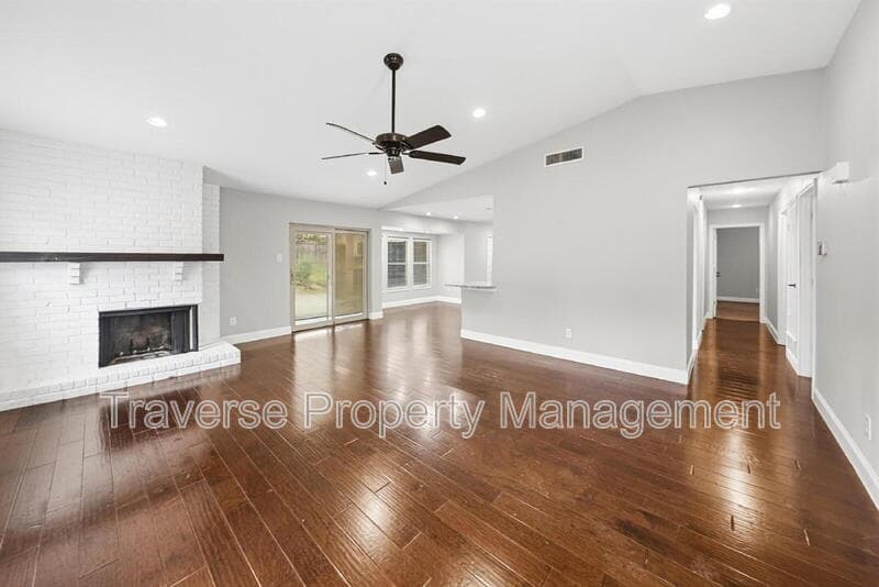 Bedford House: 2909 White Oak Ln