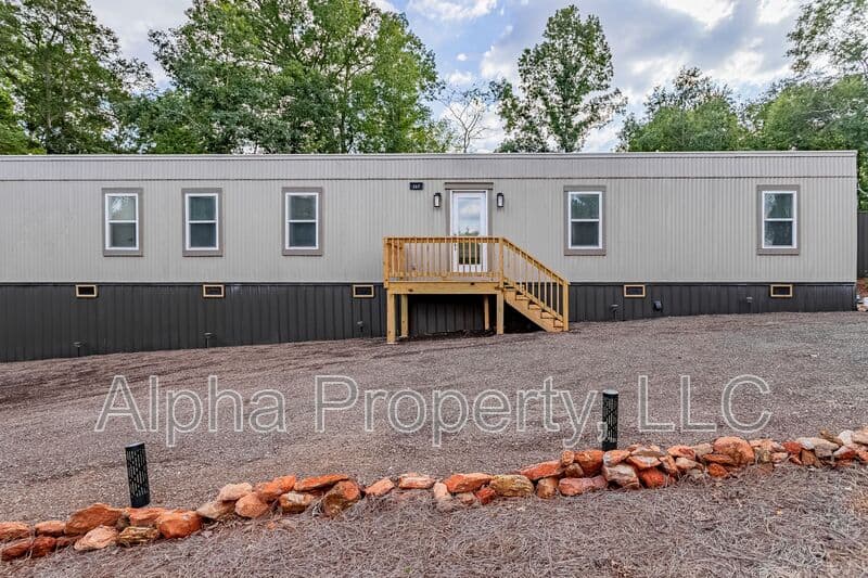 Greenville House: 267 W Pine Lake Cir