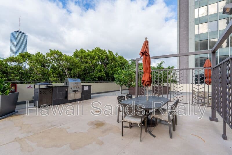 Honolulu House: 1717 Ala Wai Blvd