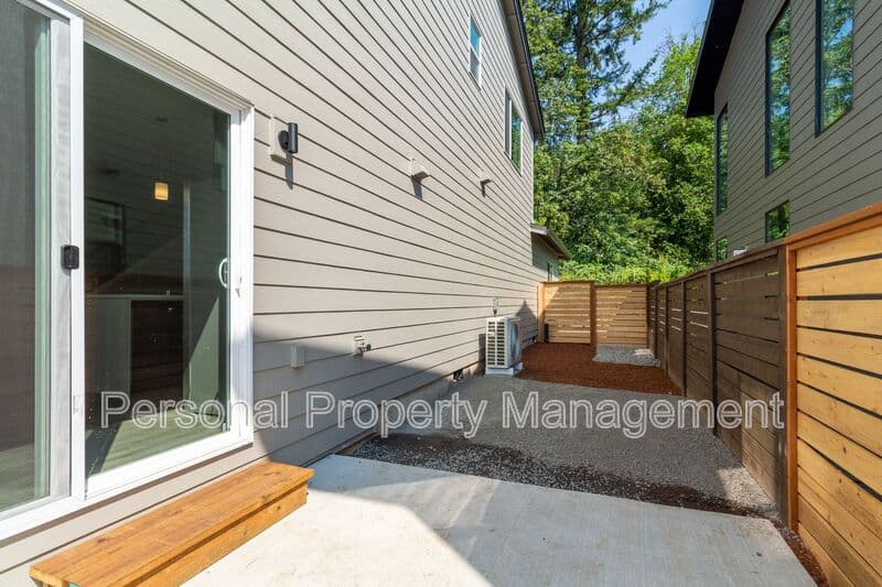 Washougal Townhome: 1815 N R Cir
