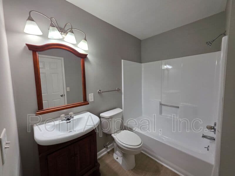 Suwanee House: 3734 Smithtown Rd