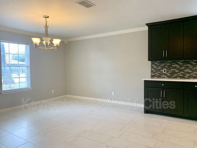 Irving House: 505 E Scotland Dr