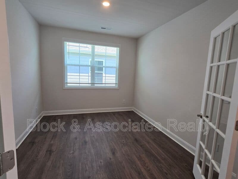 Jamestown House: 304 Sefton Drive