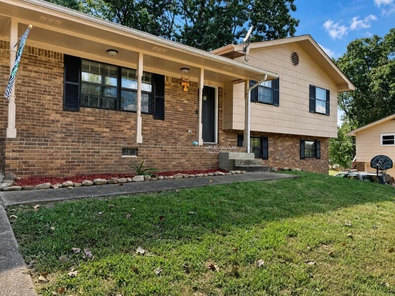 Hixson House: 1606 Lisa Lynn Dr