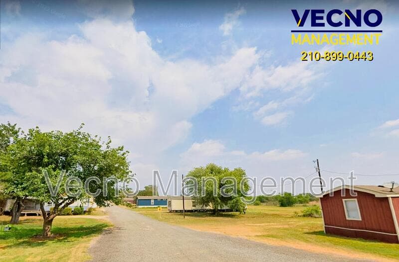 Pearsall House: 1819 County Road 1001 - 13