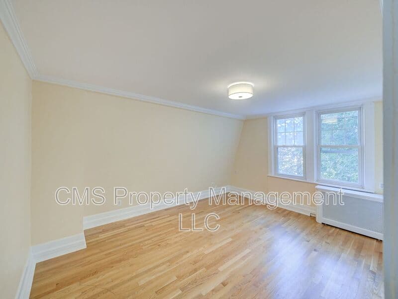 West Orange House: 14 Winding Way
