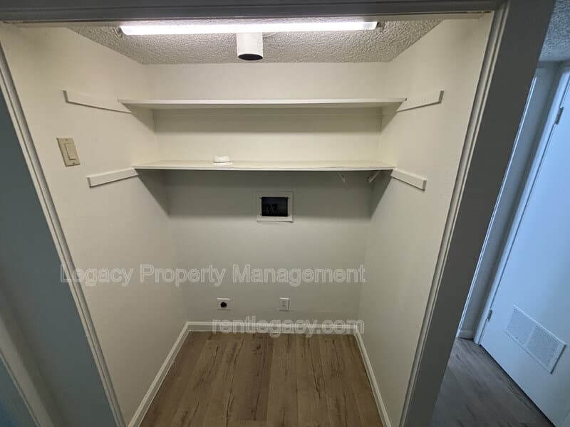 Sacramento House: 163 Fairgrounds Dr