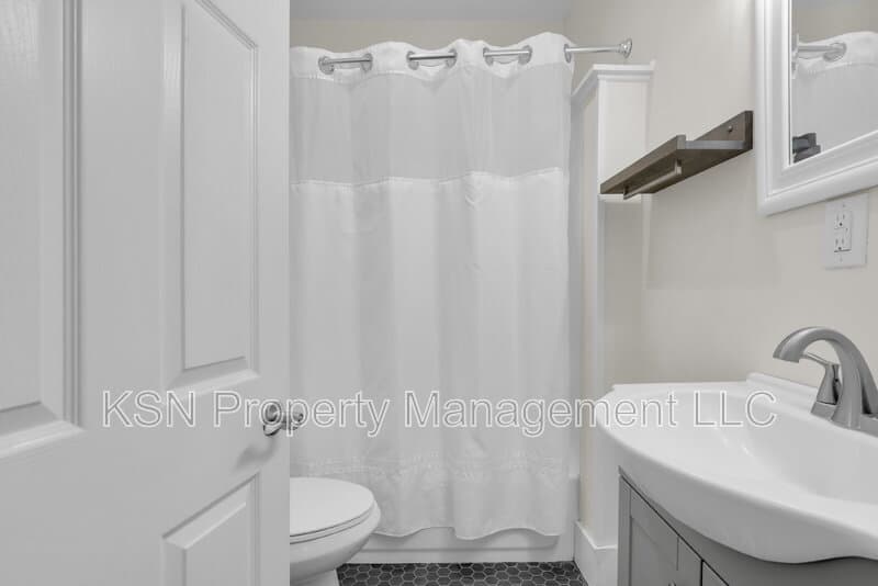 Savannah House: 669 East 32nd Street