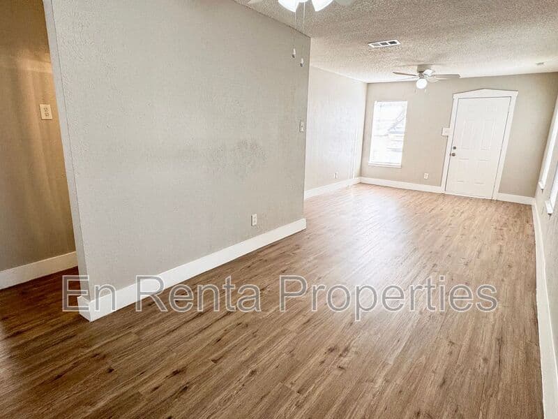 Ft Worth House: 716 W Broadus Ave.