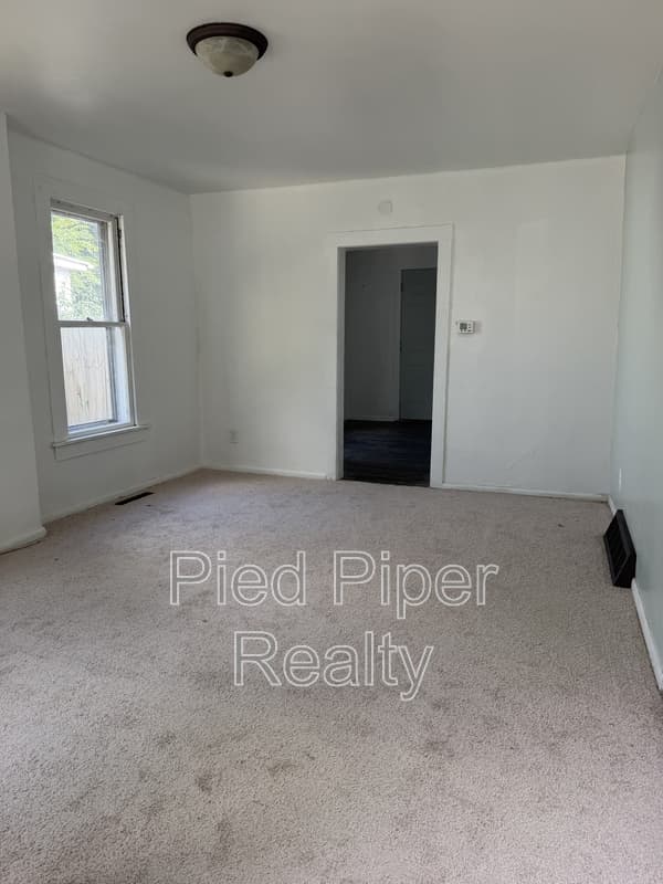 Freeport House: 315 W Douglas St