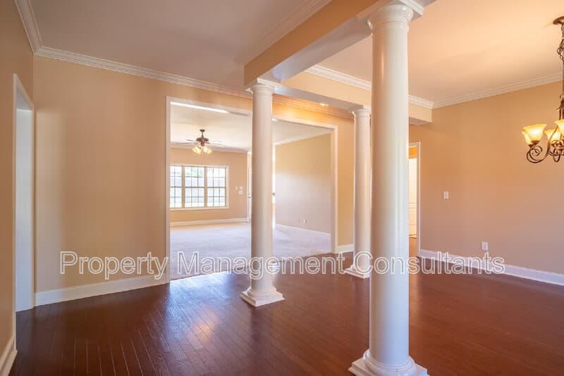 Madison House: 178 Sarah Jane Dr