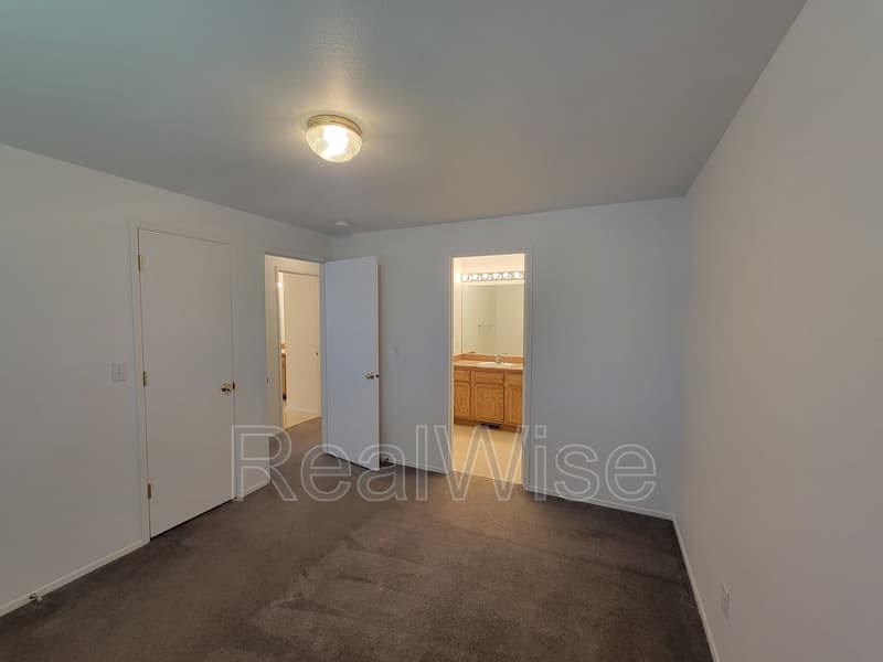 Redmond House: 1914 NW Elm Ave