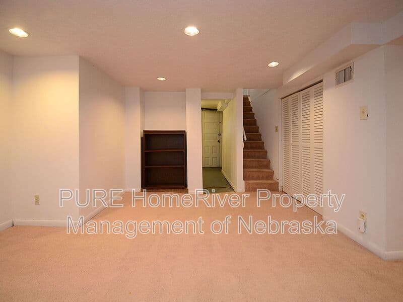 Omaha House: 2108 S 46th St