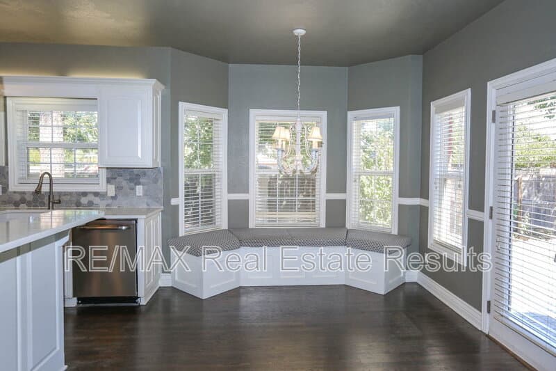 Rogers House: 5300 S 44th Pl