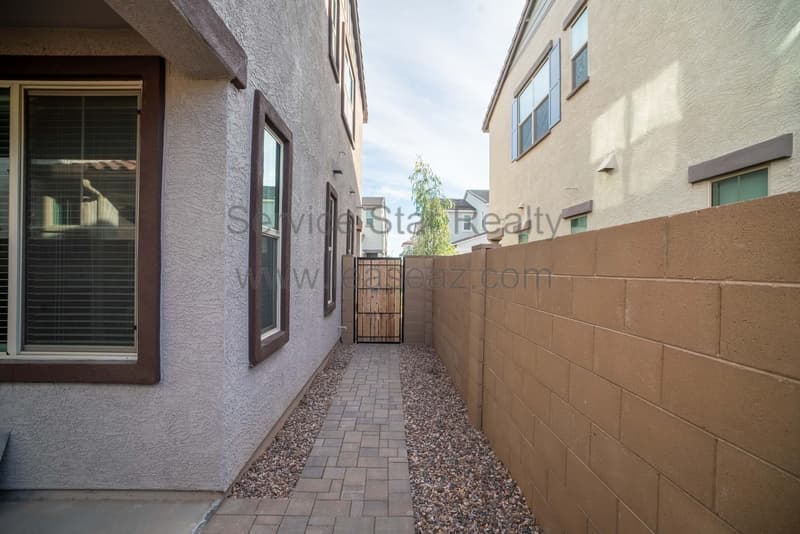 Chandler Townhome: 1141 W Diamondback Dr