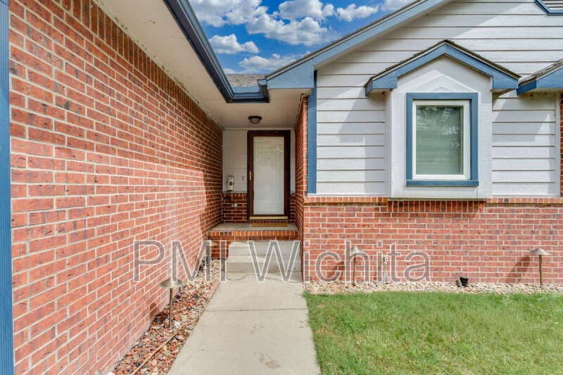 Wichita House: 6514 W Briarwood Ave
