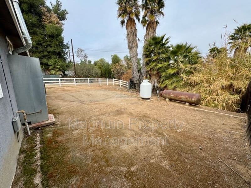 Perris House: 27300 Peach St