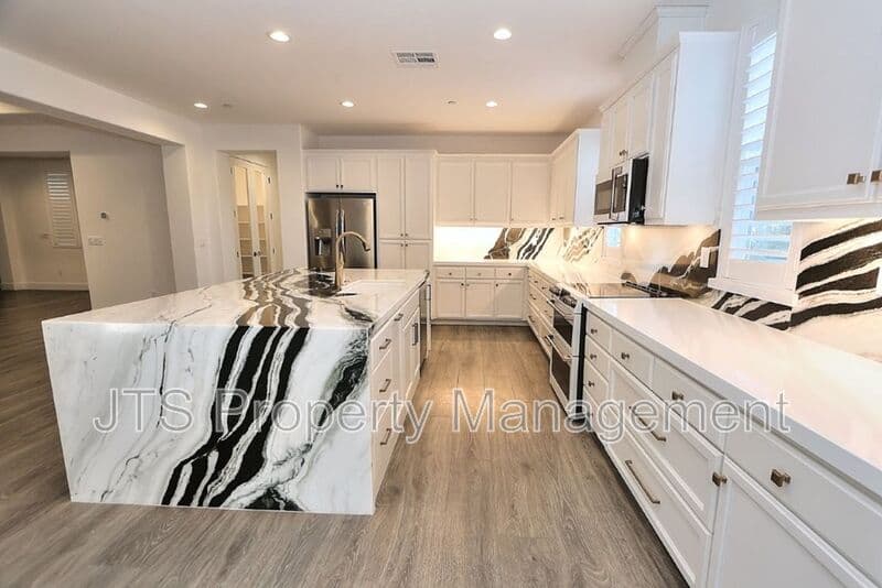 Fair Oaks House: 4988 Amina Fair Way