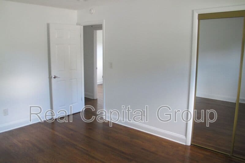 Albany House: 18 Ethel Dr