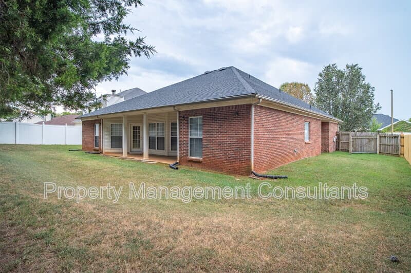 Madison House: 216 Horseshoe Bend North