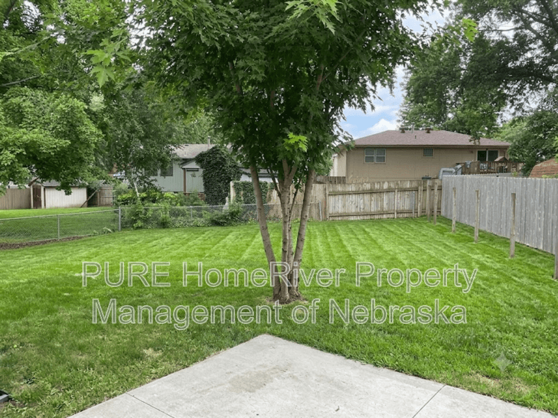 Omaha House: 15229 Y St