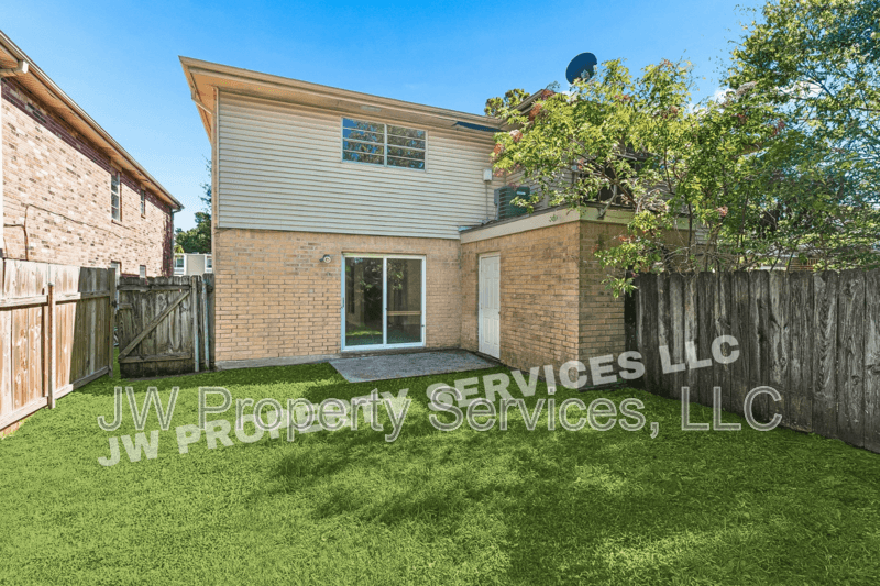 Metairie House: 2512-2514 Caswell Ln