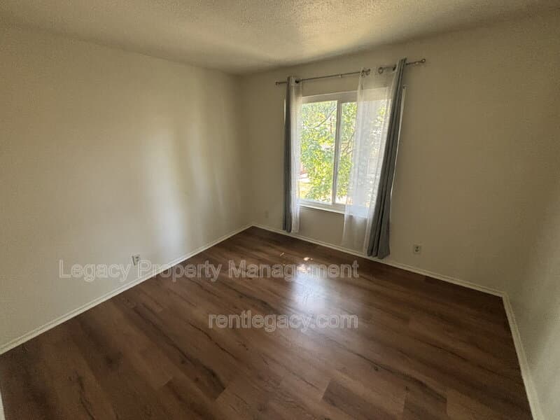 Sacramento House: 163 Fairgrounds Dr