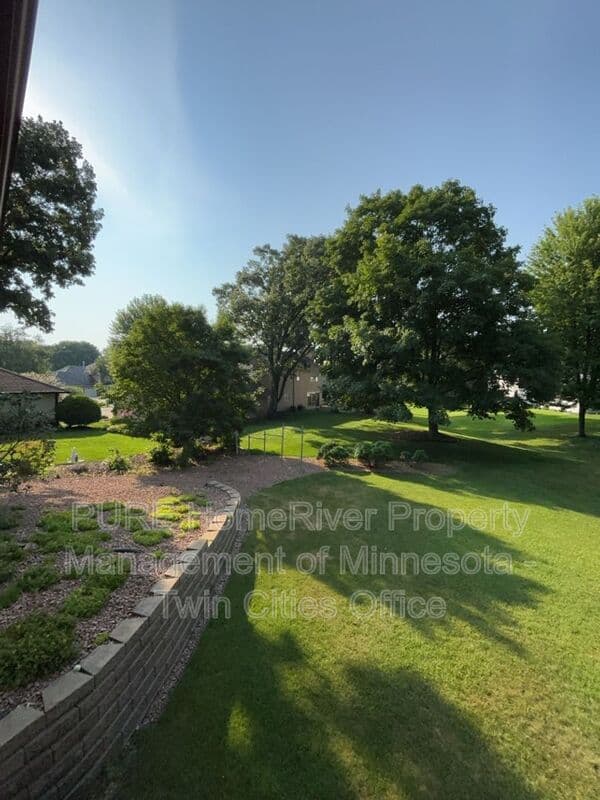 Edina House: 7420 Hyde Park Cir